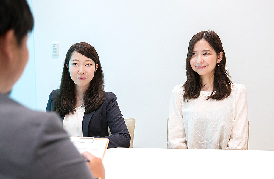 企業担当者と受講生が面談を行っている画像