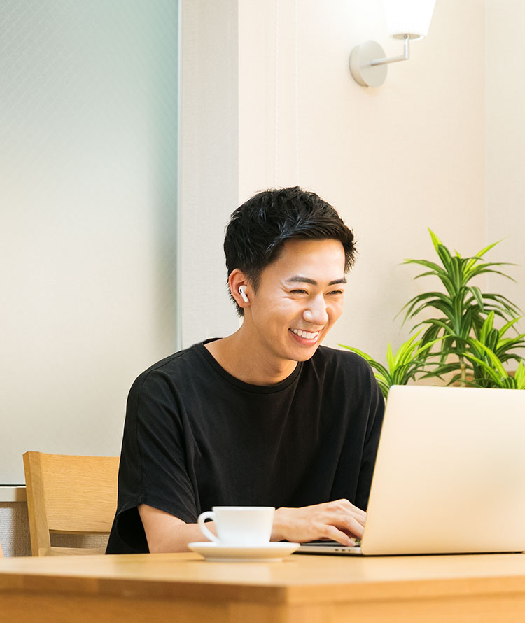男性がPCに向かって楽しげに学習を進めている画像